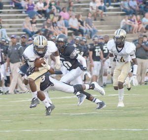 Jerrell Suber-O’Neal, grinding out tough yards at Crestwood. The yards will get tougher and tougher, week by week in the 2A playoffs. (Photo/DeAnna Robinson)